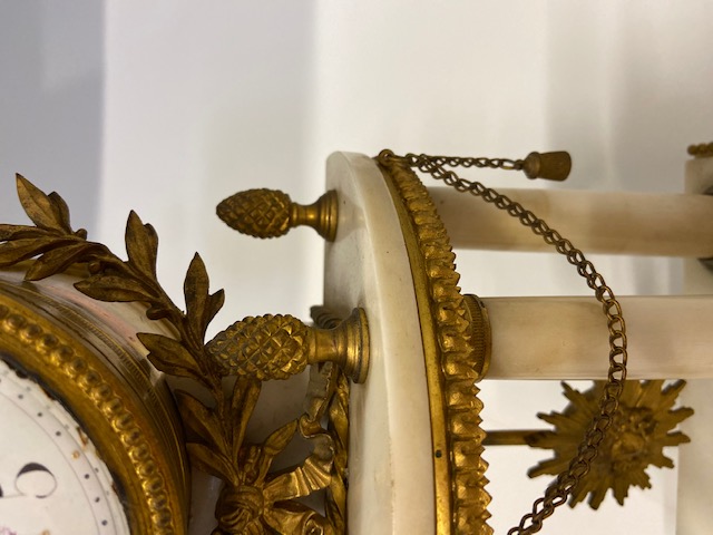 Pendule à portique de style Louis XVI en bronze et marbre